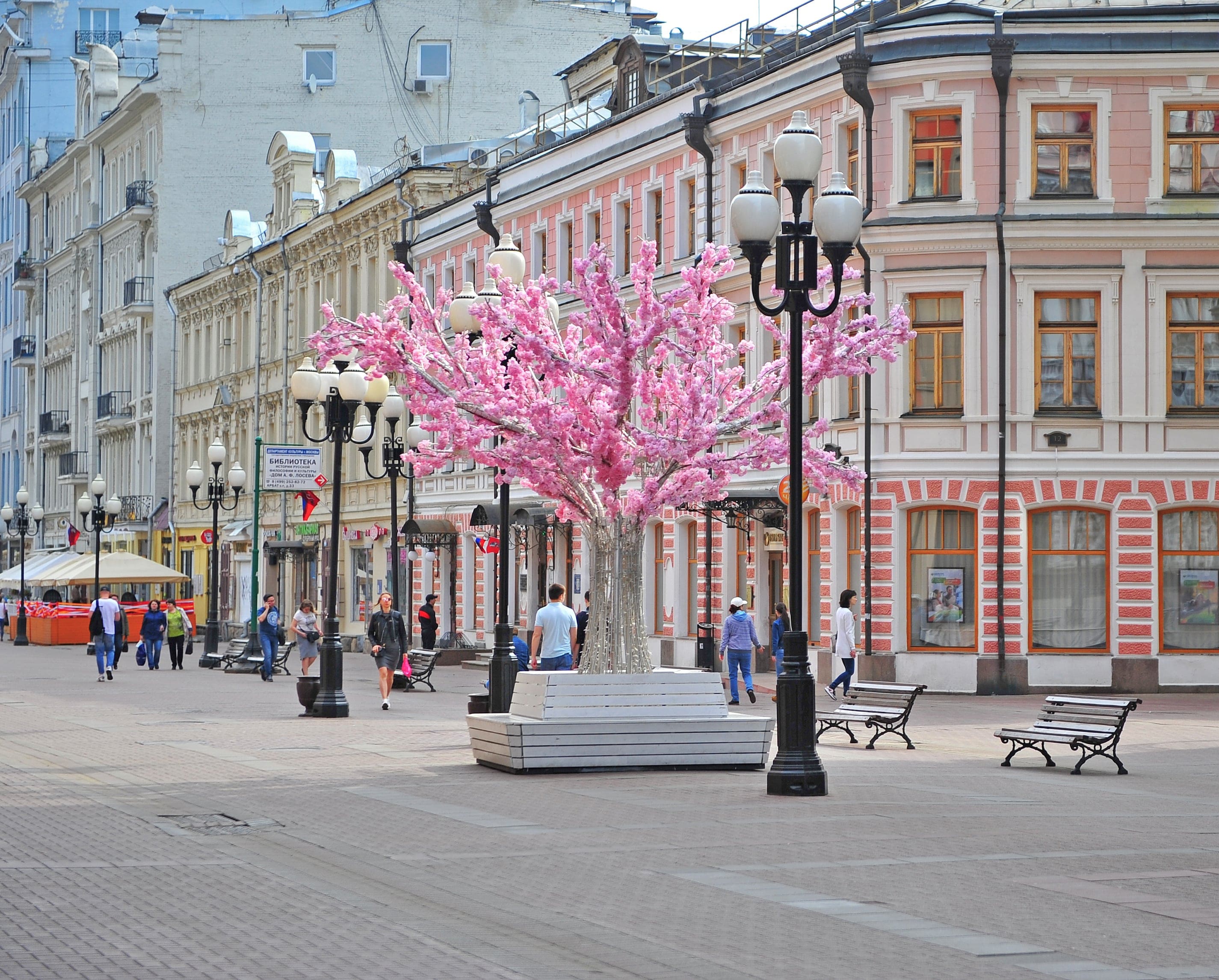 Москва арбат 2. Арбат красивые места весной. Арбат 1 мая. Пешеходная улица в центре Москвы с зонтами. Улица Москва май.